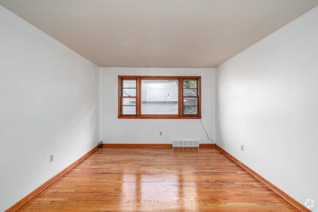 2BR, 1BA - 900SF - Living Room - Lincoln Hill Community