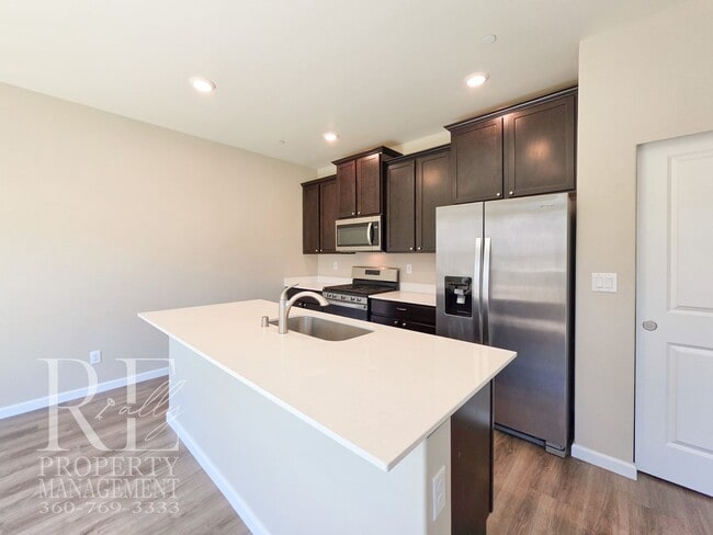 Building Photo - Bright Bremerton Home with A/C, and Fully Fenced Yard