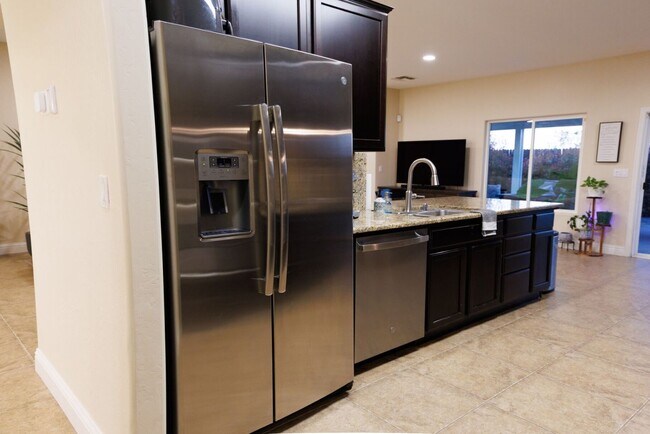 Building Photo - NW Visalia Home Coming Soon!