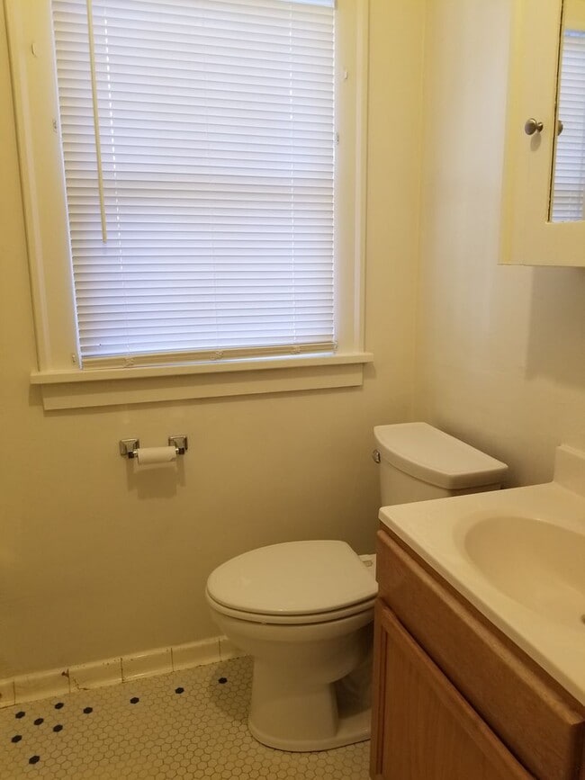 Building Photo - N. 25th Ave 2 bedroom Craftsman w/basement