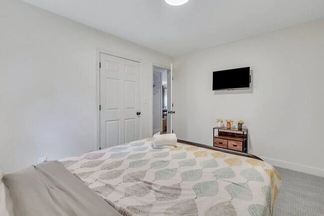 Building Photo - 302 Manden Rd