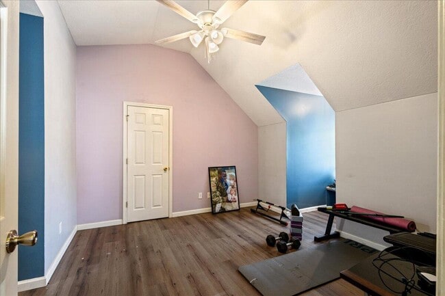 Building Photo - 2044 Shoreline Dr