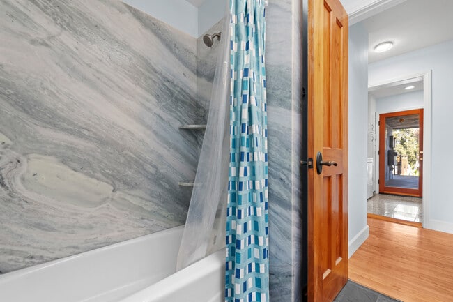 Building Photo - 425 Neptune Ave