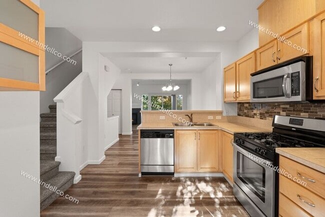 Building Photo - Charming Townhome w/ Fireplace, Balcony & ...