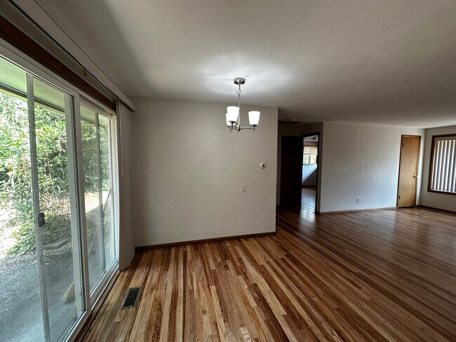 Building Photo - 435 SE Atwood Ave
