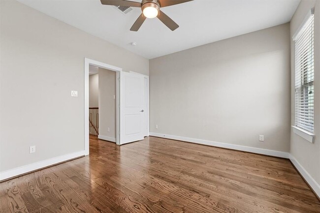 Building Photo - 5815 E Post Oak Ln