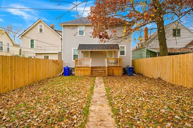 Building Photo - 695 Reinhard Ave