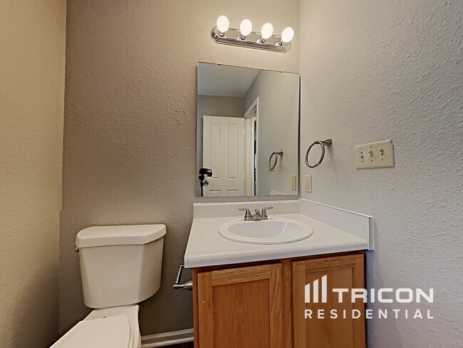 Building Photo - 619 Sweet Creek Dr