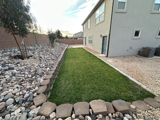 Building Photo - “St. George, Aspen Estates: 5 spacious beds, 2.5 baths, and a stunning 2,852 sq ft of beautifully...