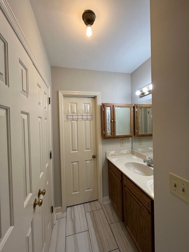 Building Photo - 2 Bed/ 1.5 Bath Townhome walking distance to Belmont, Minutes to Vandy