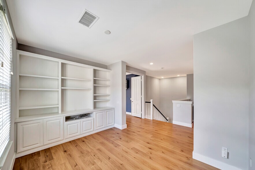 Building Photo - 4694 Luna Ct