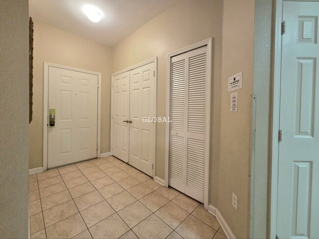 Building Photo - Spacious 3-bed, 2-bath Condo with Amenitie...