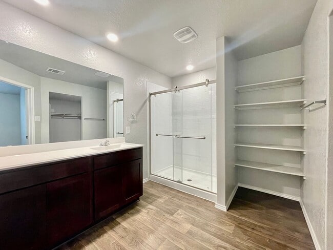 Building Photo - 4 Bedroom home in Cottonwood Creek w/ Fenced backyard