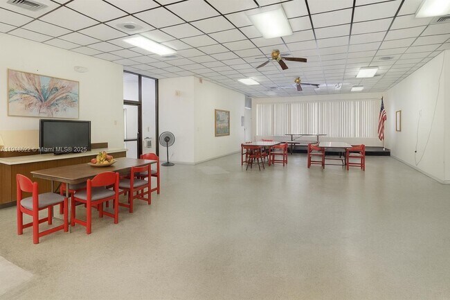 Building Photo - 12035 NE 2nd Ave