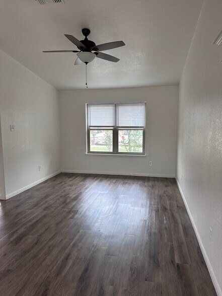 Building Photo - 1417 Janet Ln