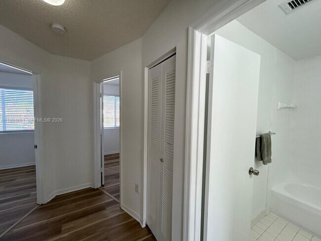 Building Photo - 6255 SW Kendale Lakes Cir