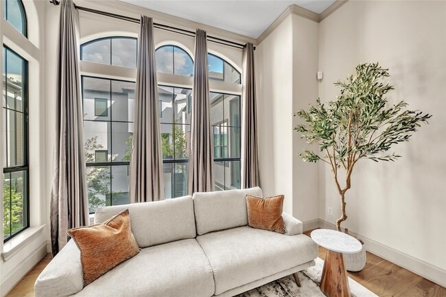 Building Photo - 2318 Camden Dr