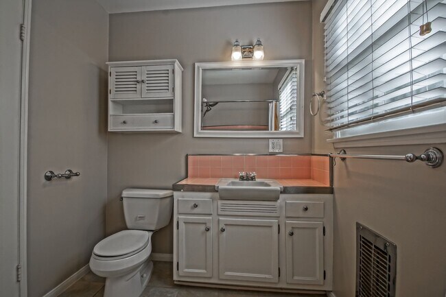 Building Photo - CHARMING, BRIGHT & AIRY HOLLYGLEN HOME W/ BEAUTIFULLY LANDSCAPED FRONT & REAR YARDS W/ PATIO BLOC...