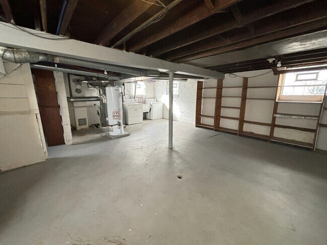 Building Photo - 536 E Jarvis Ave