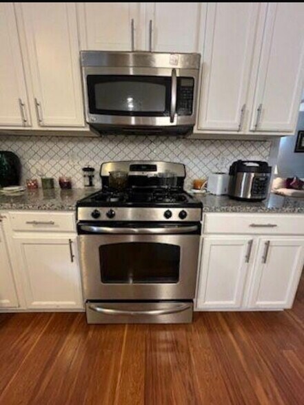 Building Photo - 1611 Kings Valley Dr