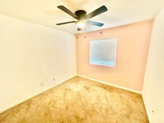 Building Photo - Spacious South Fresno 4/2