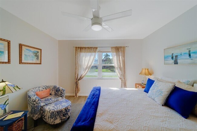 Building Photo - 13827 Mission Oaks Blvd