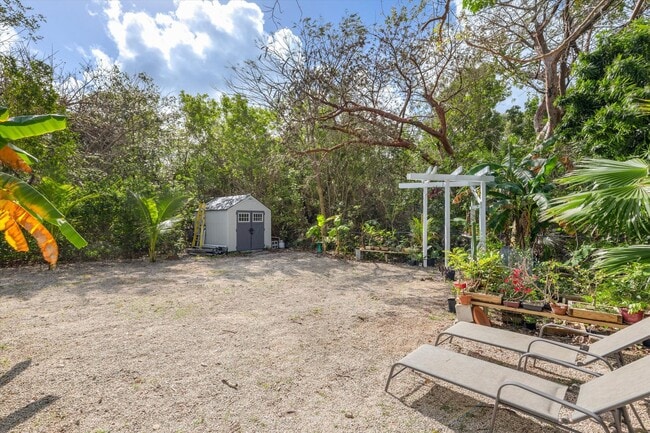 Building Photo - Charming 2-Bedroom Home for Rent in Big Pine Key