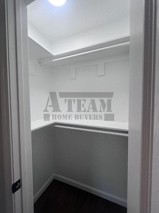 Building Photo - Beautifully updated 3-bedroom, 2-bath home