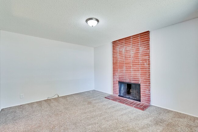 Building Photo - Spacious 3 Bedroom 2 Bath Home with 2 Car Garage and Central Air Conditioning