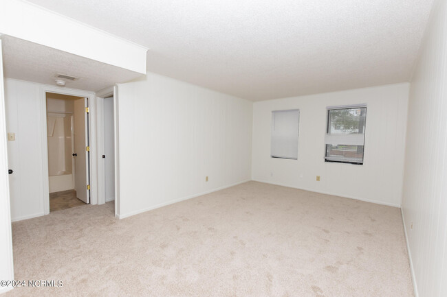 Building Photo - 104 Ravenwood Dr