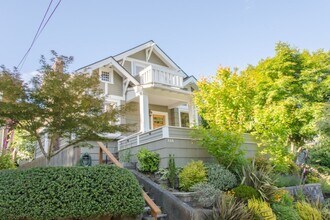 Building Photo - 4Bd/2.75Ba Seattle House