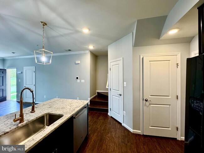 Building Photo - 5822 Oakdale Vlg Rd