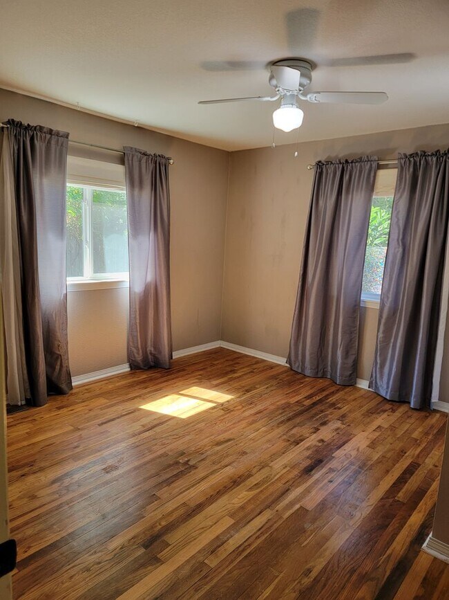 Building Photo - Charming 3 Bed, 1 Bath House with Fenced Yard, Bonus Room and Close to Willamette Park !