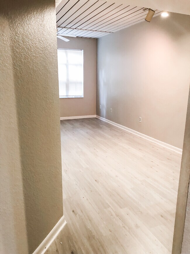 Building Photo - 2411 W Horatio St