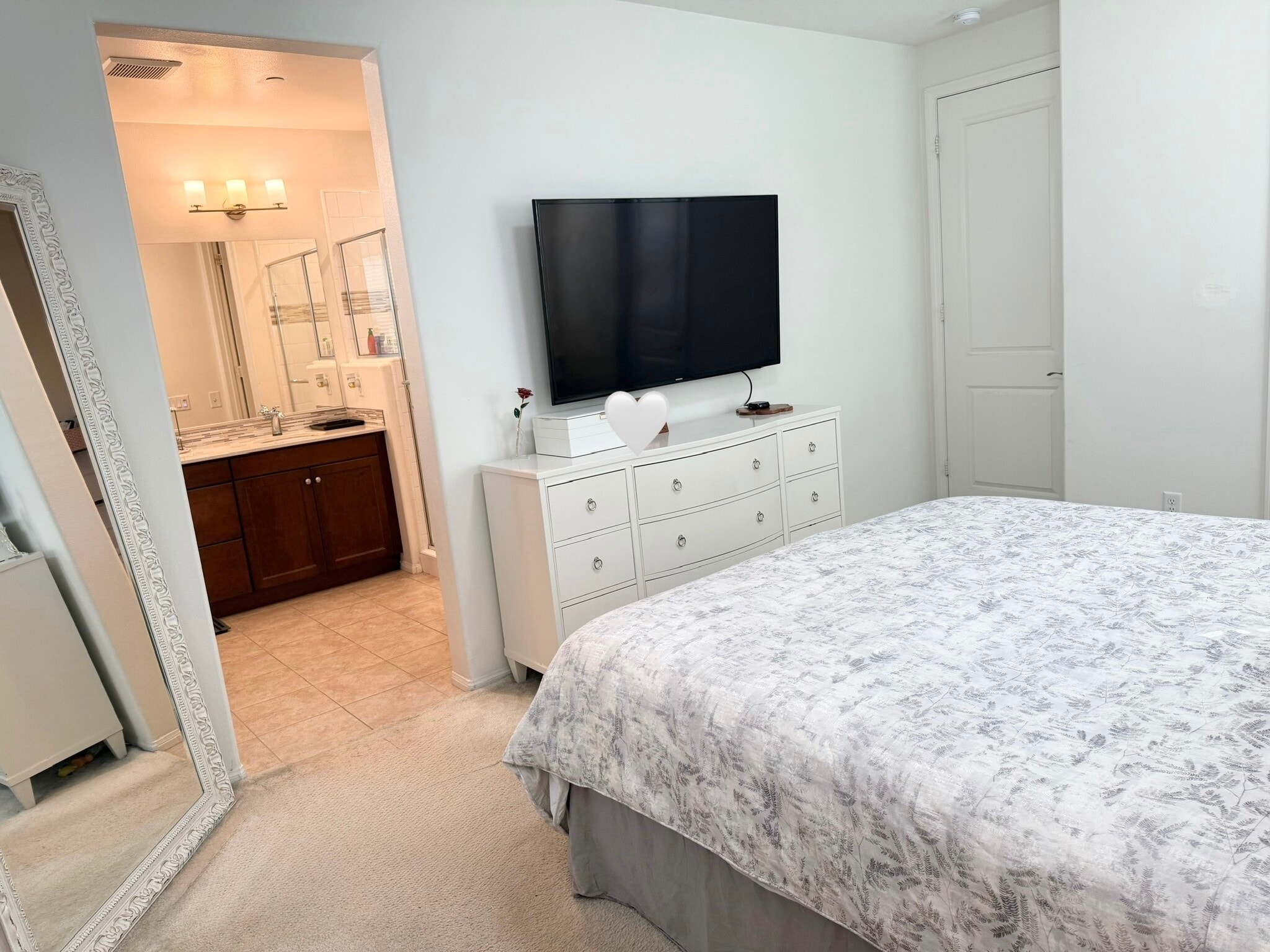 Master suite with dresser space and ensuite bath access - 5020 Verdugo Way