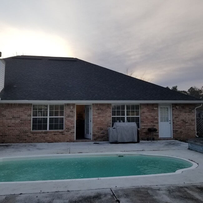 Primary Photo - Large home with a pool!