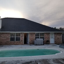 Building Photo - Large home with a pool!