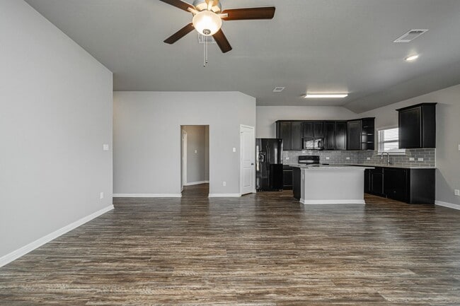 Building Photo - Bright & Cozy Home