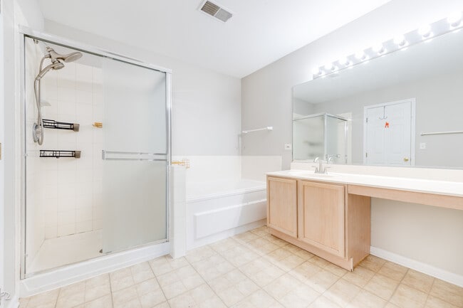 Building Photo - 3377 Ravinia Cir