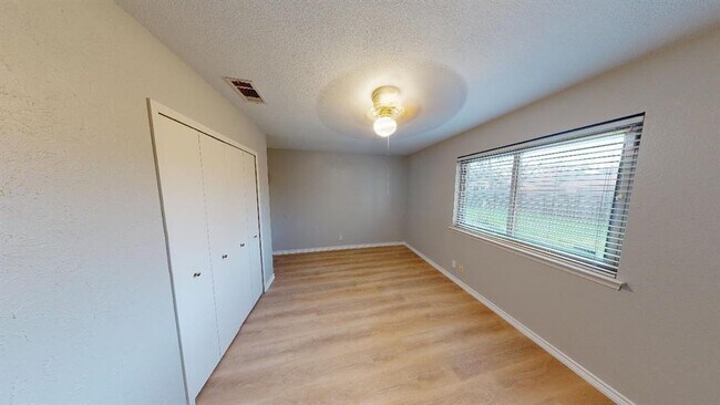 Building Photo - 10214 Missel Thrush Dr