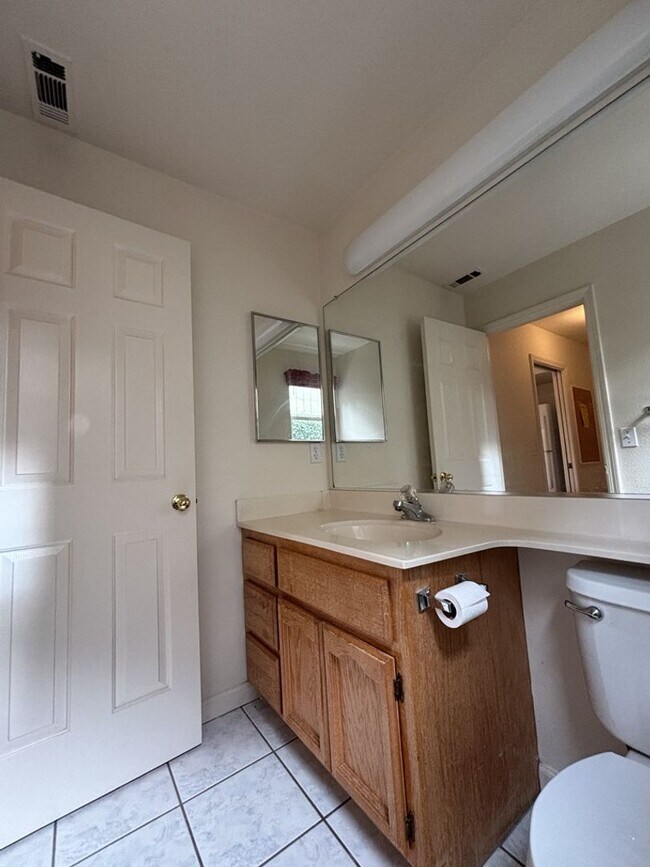 Building Photo - 3 Bed 2.5  Bath House in South Davis