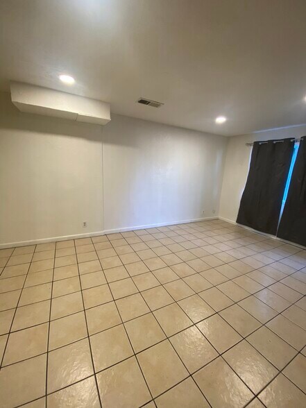 Building Photo - 3044 Amherst Dr
