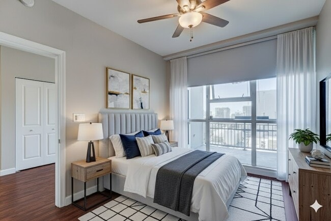 Building Photo - 300 W Beech St