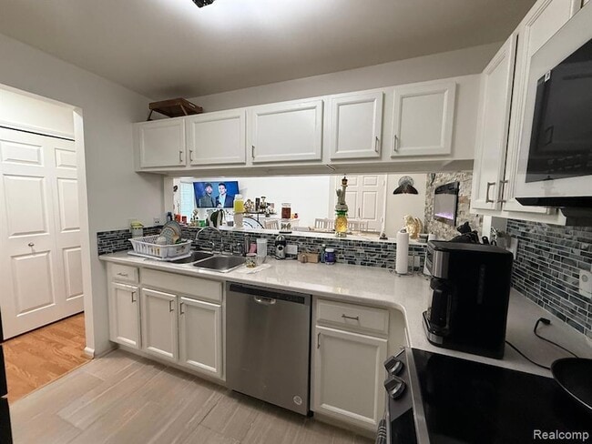 Building Photo - 3635 Reeves Dr