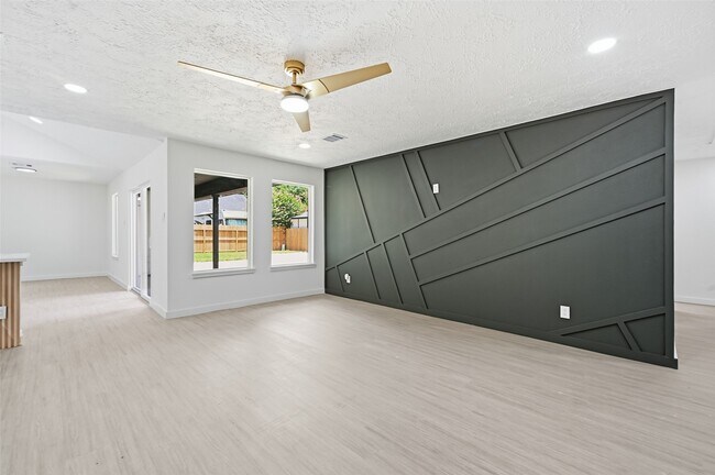 Building Photo - 25402 Thistlewaite Ln