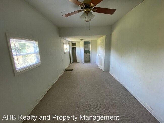 Building Photo - 3 br, 1.5 bath House - 407 Roma Rd.