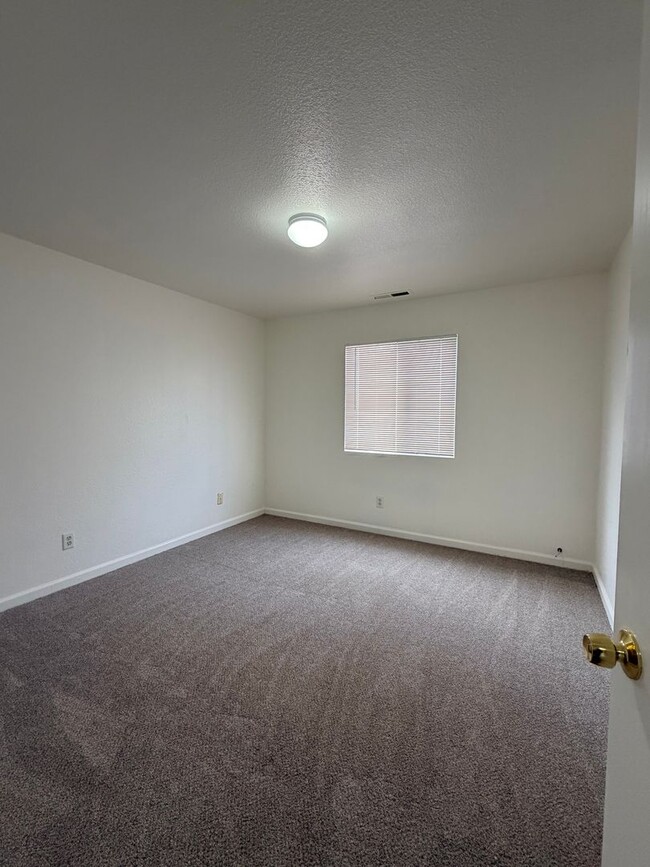 Building Photo - 360 Linden St