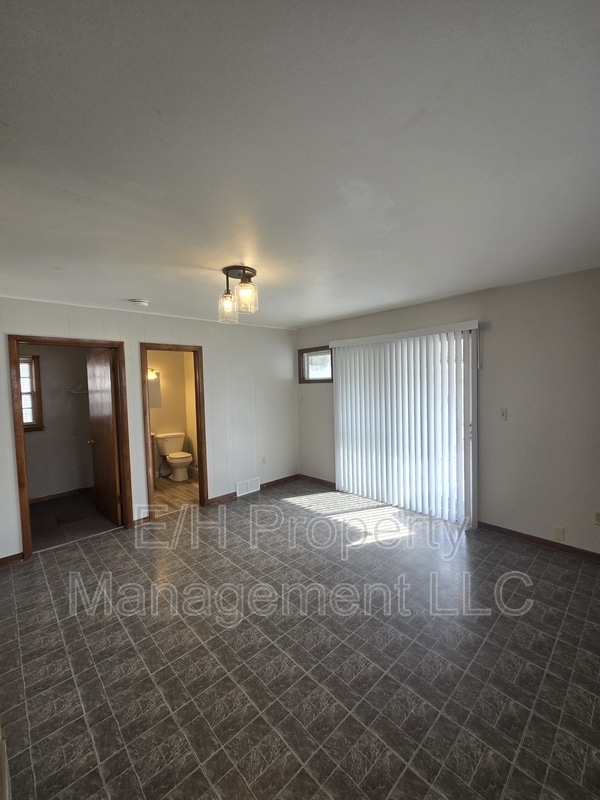 Building Photo - 526 N Martinson Ave