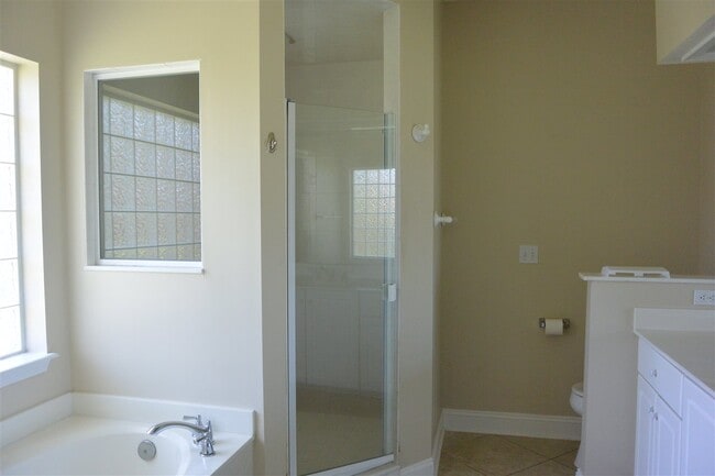 Building Photo - 100 Sea Garden Ct