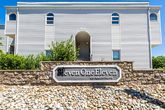 Building Photo - Updated and Stylish 1BDR/1BTH in the Eleven-One-Eleven Condominium Complex